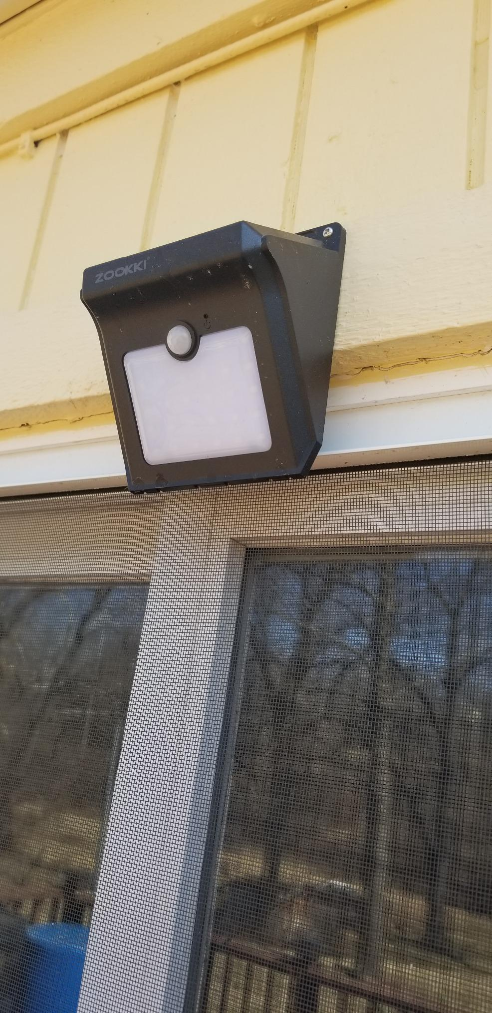 foto pengulas salah satu lampu yang dipasang di sisi rumah 
