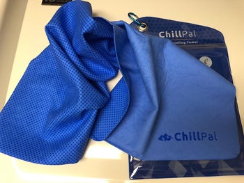 another reviewer photo showing the cooling towel and its PVA material