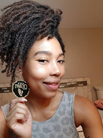 a reviewer showing their highlighted skin