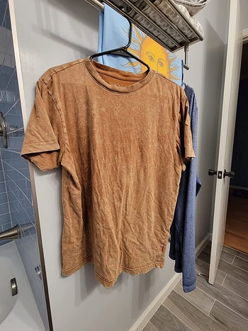 reviewer before photo of a wrinkled t-shirt