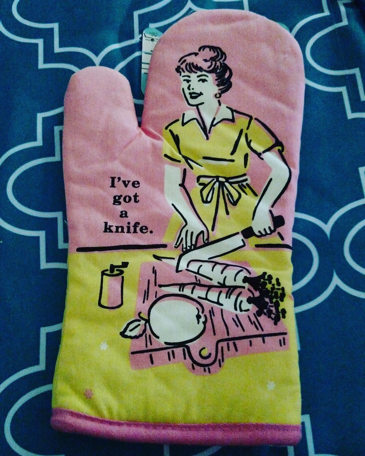 reviewer image of the oven mitt that reads