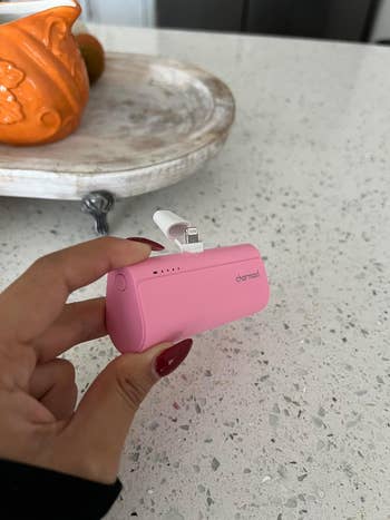 reviewer holding the pink charger