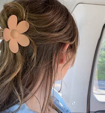 reviewer wearing the tan floral clip in their hair