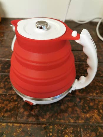 a reviewer's kettle in red