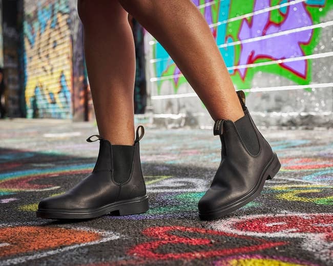 side view of the black chelsea boots