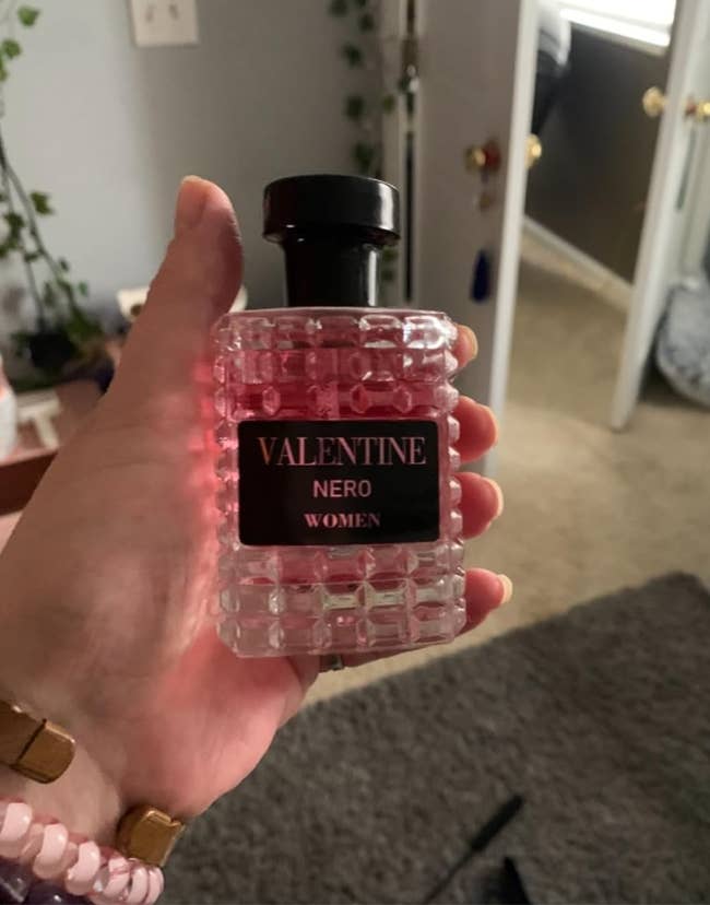 A idiosyncratic holds a perfume vessel labeled