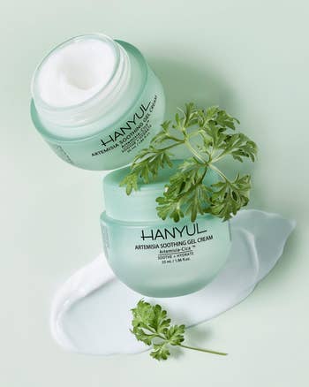 Hanyul Artemisia menggambar krim gel menenangkan, terbuka dan tertutup, dengan daun mint; untuk kulit yang menenangkan dan melembabkan
