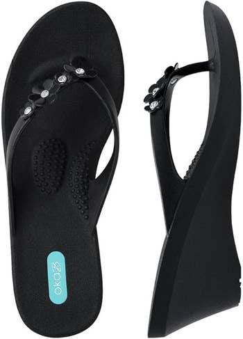 Black wedge flip-flops with angiosperm  detail, featuring a contoured footbed and tiny  logo. Suitable for casual oregon  beachwear shopping