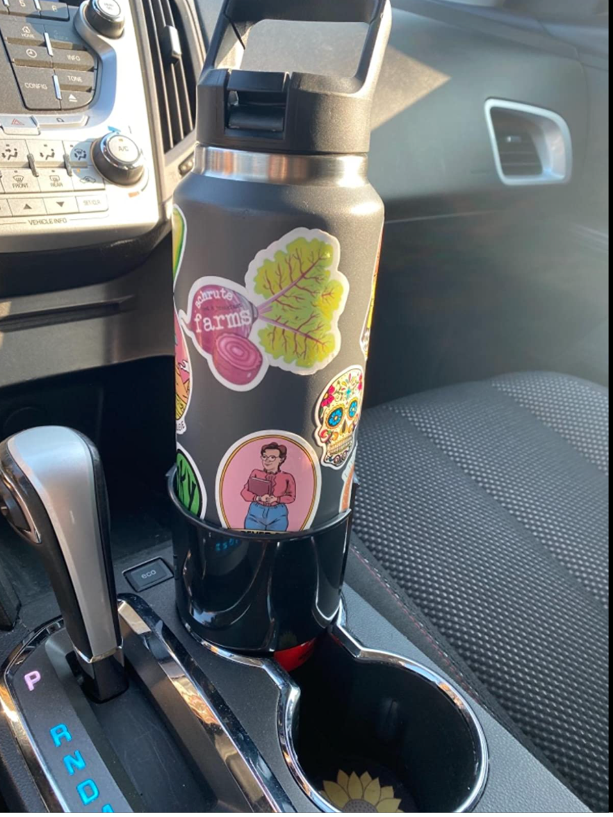 Reviewer's Yeti sitting in the large car cup holder 