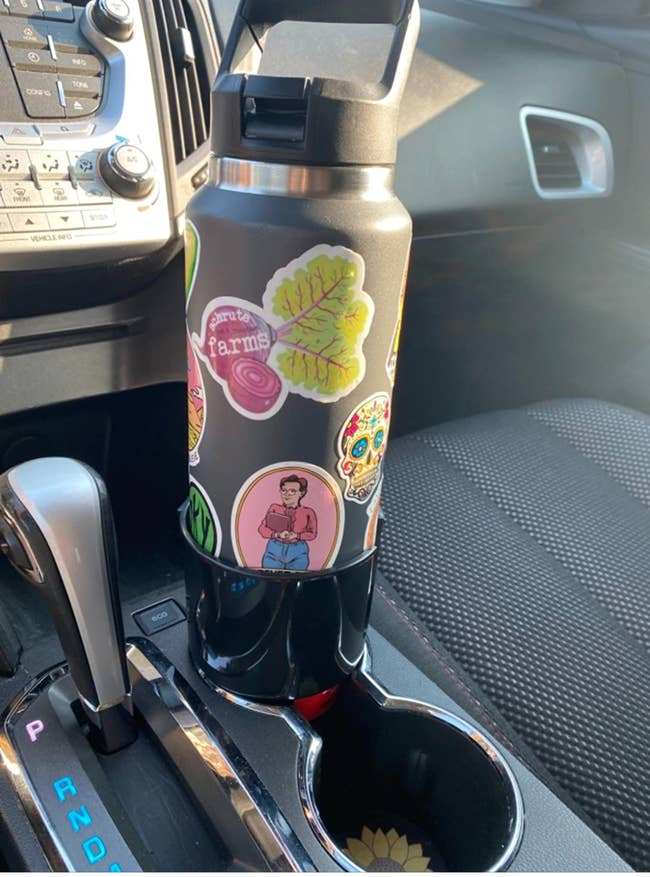 Reviewer's Yeti sitting in the large car cup holder 