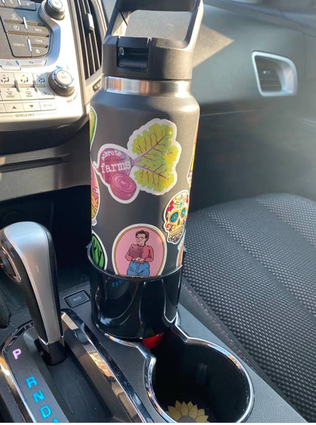 Reviewer's Yeti sitting in the large car cup holder 