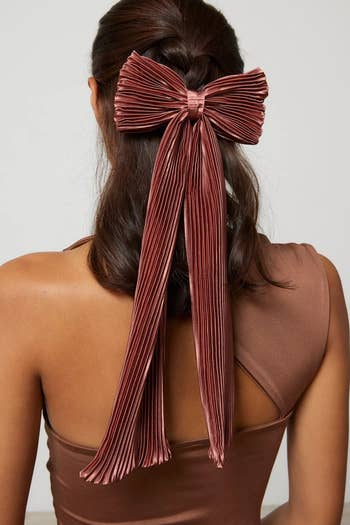 model wearing mauve pleated bow