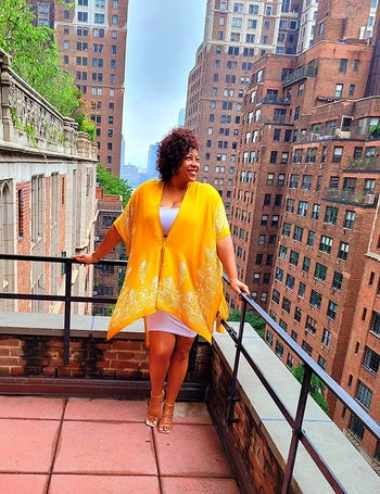 reviewer wearing the wrap in yellow