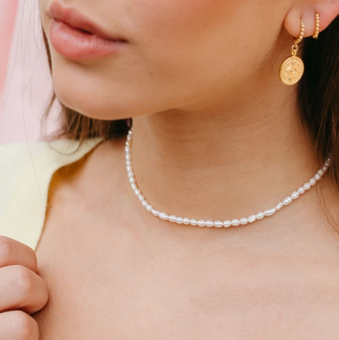 model wearing the pearl choker