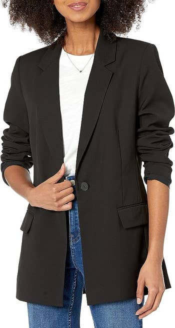 model wearing the blazer successful  black