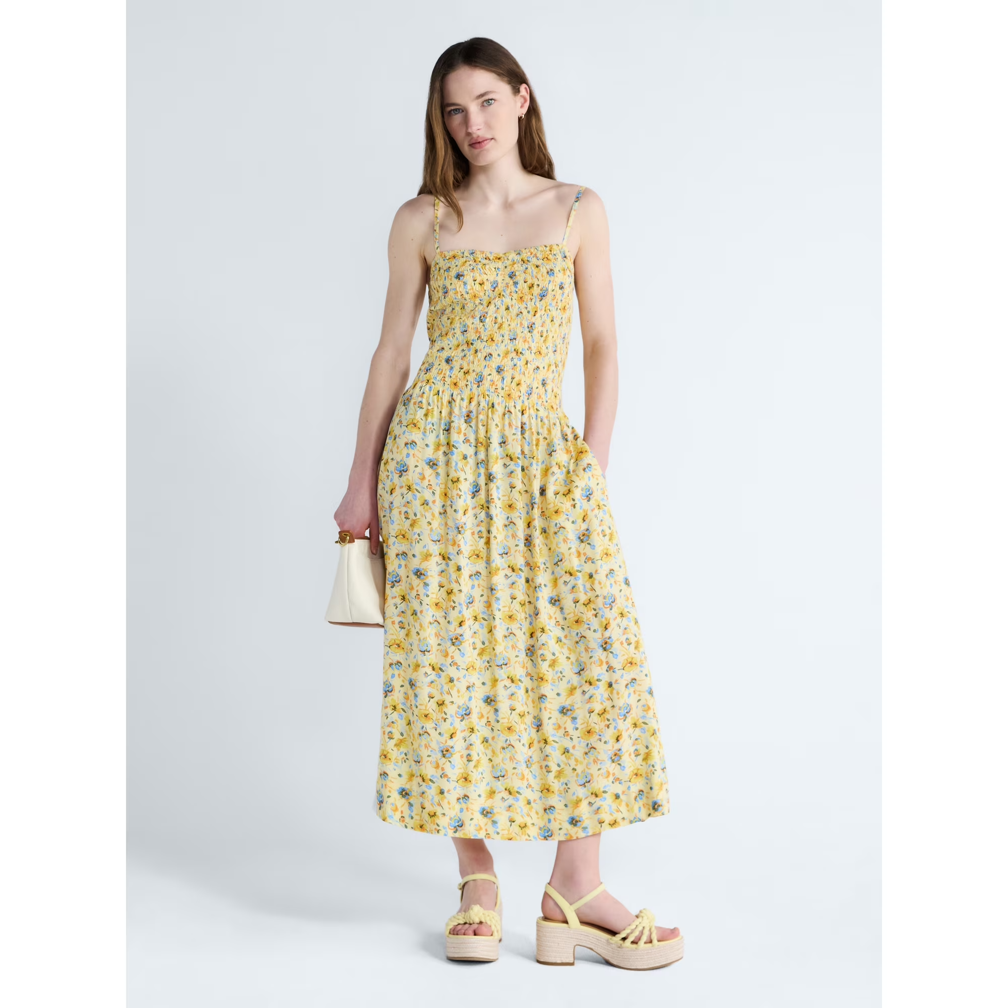 A exemplary  wearing the dress