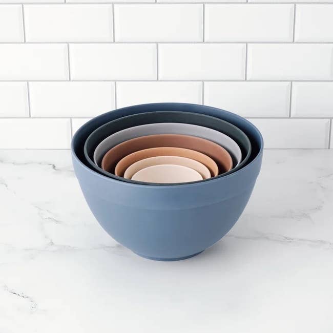 stack of kitchen mixing bowls