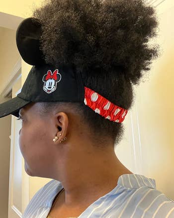 Reviewer in Minnie Mouse version with ponytail through the gap in the back of the hat 