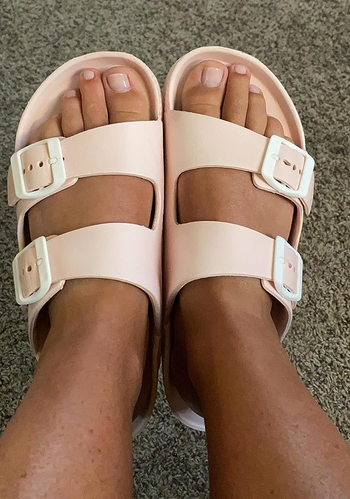 reviewer in light pink sandals