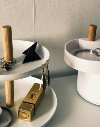 the jewelry stand folded up