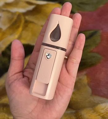 Reviewer holding the device flat on their palm