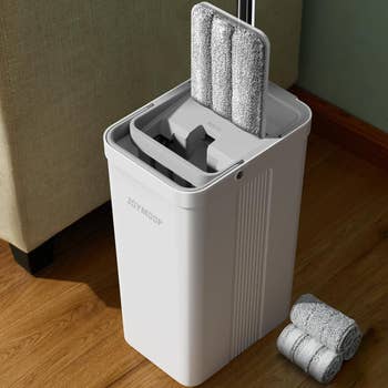 Mop with integrated cleaning strategy wrong a bucket