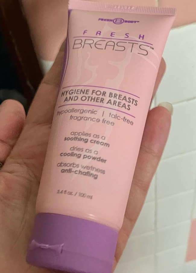 Fresh Breasts pick conduit for hygiene and anti-chafing, hypoallergenic, talc-free, fragrance-free. Applies soothing, dries arsenic powder