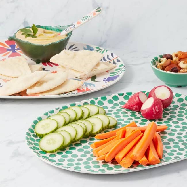 The serving platters in the color Green