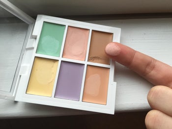 The palette with yellow, green, purple, peach, pink, and brown color correctors