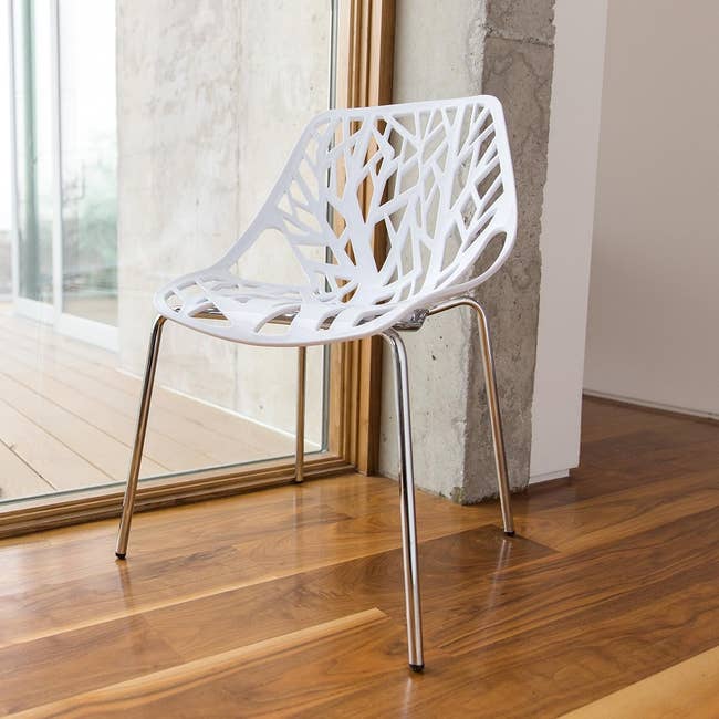 the white dining chair