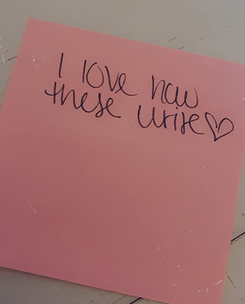 A reviewer's post-it with handwritten text 