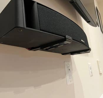 another reviewer showing their thick Bose sound bar being supported by the mount