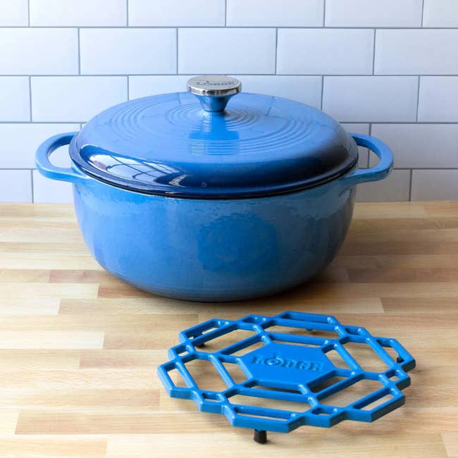 The Dutch oven in the color Blue