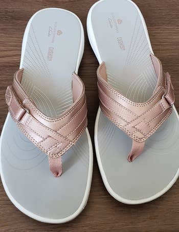 Comfortable women's sandals with cushioned insoles and stylish straps, suitable for casual wear. Perfect for adding style to everyday shopping trips