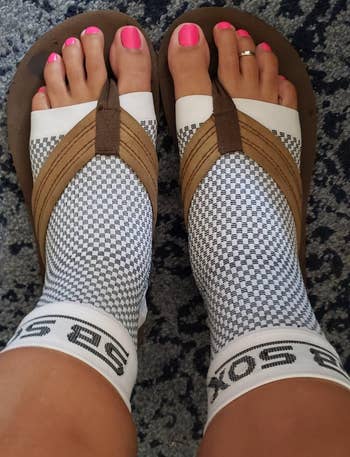 another reviewer wearing the black and white compression socks with flip-flops