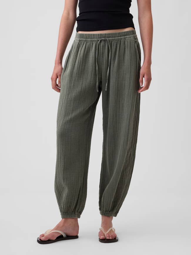 Model wearing relaxed-fit, textured pants with an elastic waistband and flip-flops, perfect for casual oregon lounge wear