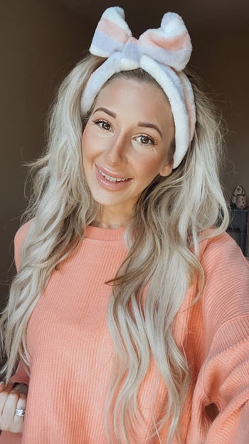 reviewer wearing the striped headband