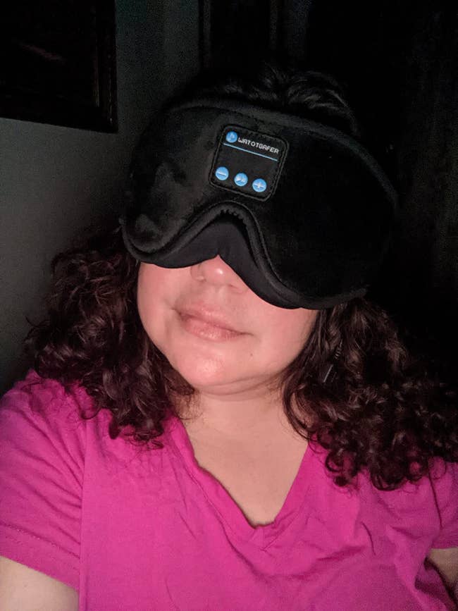 A reviewer using the black eyemask 