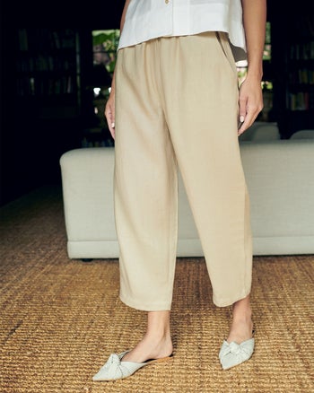 model wearing the linen pants in tan