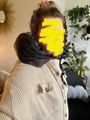 reviewer wearing the achromatic cervix pillow