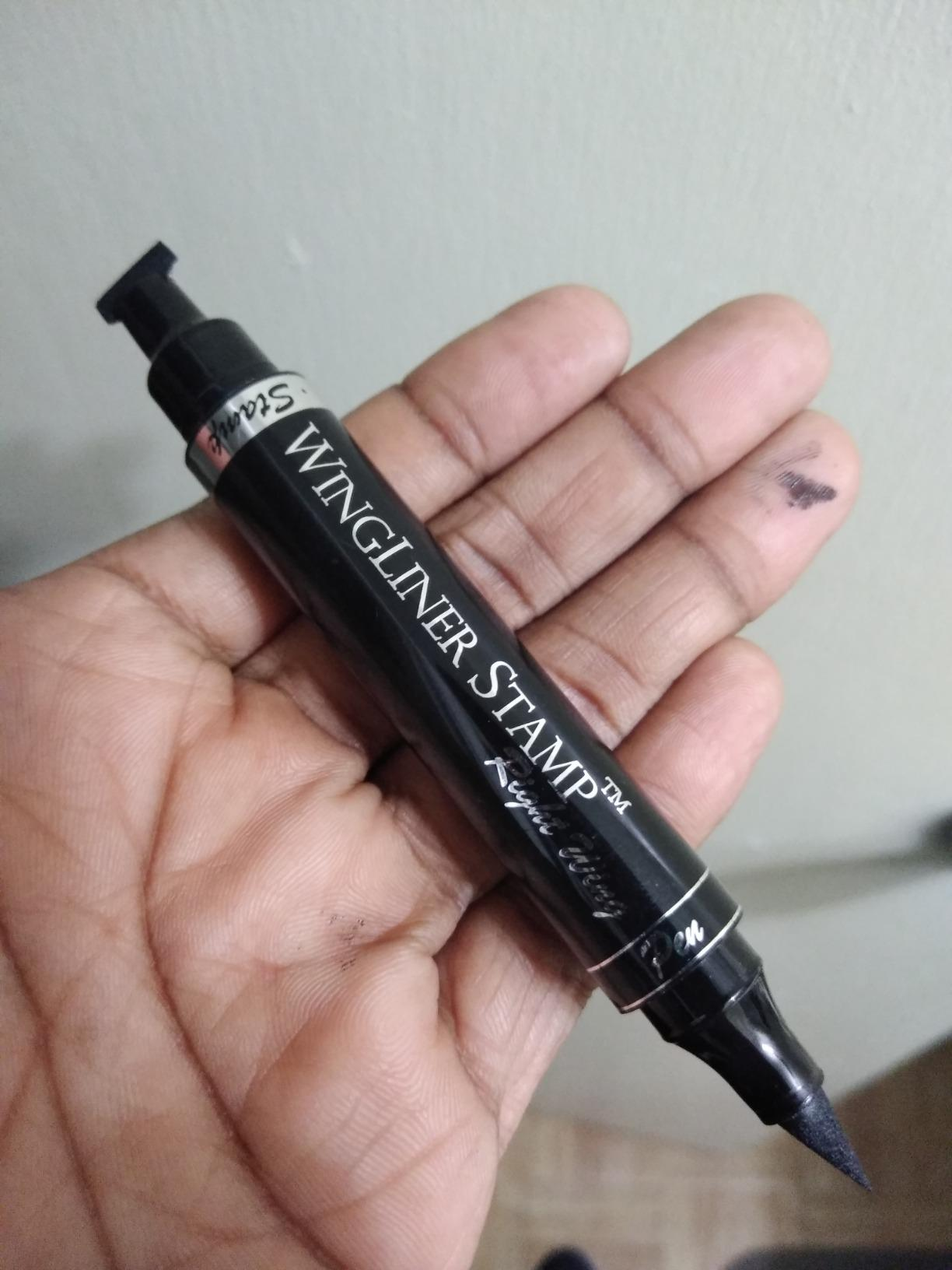 a reviewer manus  holding the eyeliner pen/stamp 