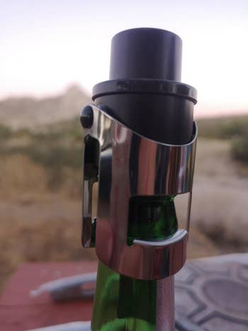 another reviewer showing closeup of the champagne stopper