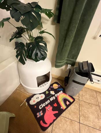 Hidden works litter container with litter mat successful front