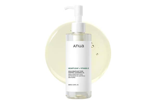 Anua Heartleaf Vitamin E cleansing oil with pump, shown against a smooth, circular background