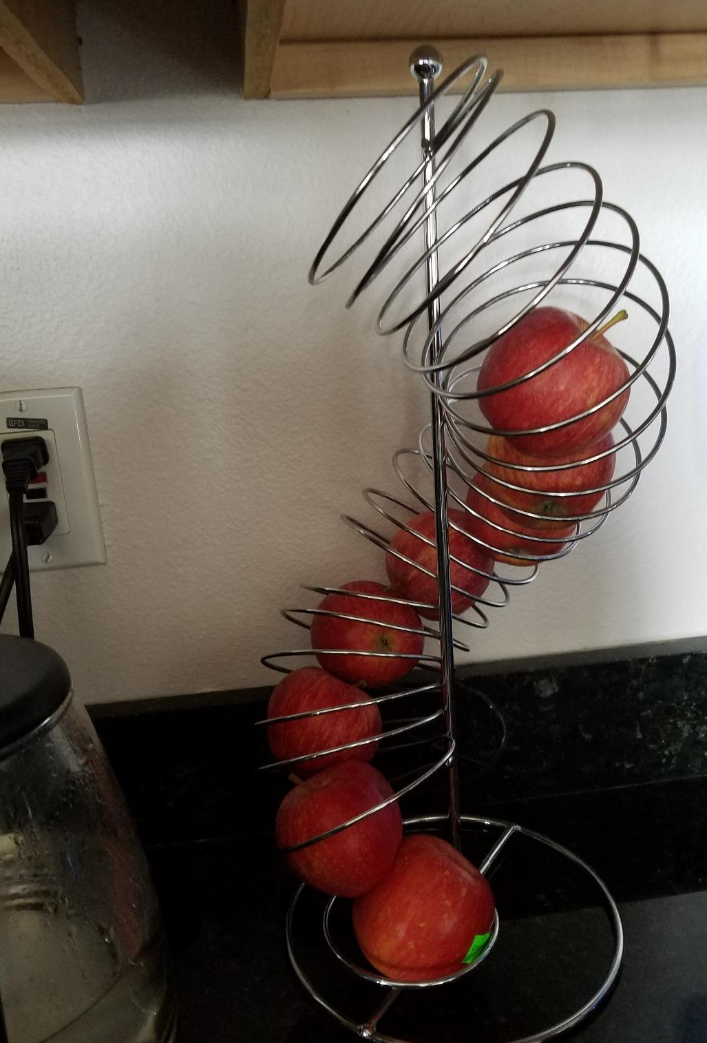 Reviewer photo of apples in the spiral basket