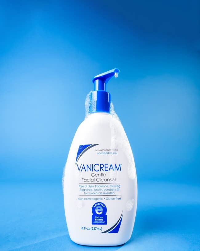 Bottle of Vanicream Gentle Facial Cleanser against a bluish background, highlighting its features specified arsenic being escaped of dyes and fragrances