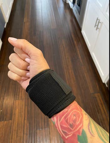 Reviewer with black wrist strap on 