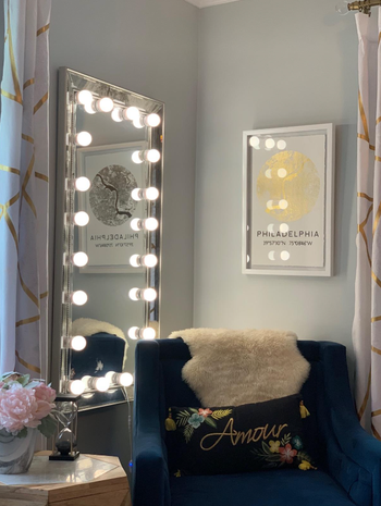 reviewer's mirror with bulb lights around the edges
