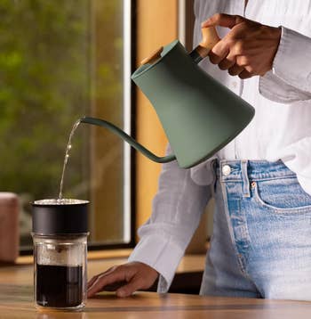 model pouring h2o from the kettle into a java filter