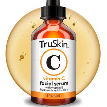 TruSkin Vitamin C facial serum vessel  with highlights of vitamin E, hyaluronic acid, and aloe against a circular background
